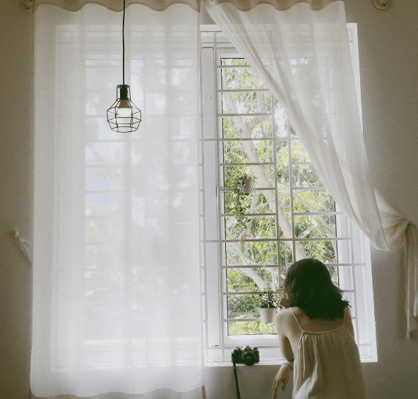 Cửa sổ rộng với tấm rèm trắng buông nhẹ nhàng thức giấc bạn mỗi ngày (Ảnh: ST)