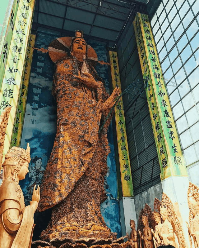Tượng đài Bồ tát Quán Thế Âm tại chùa Linh Phước 