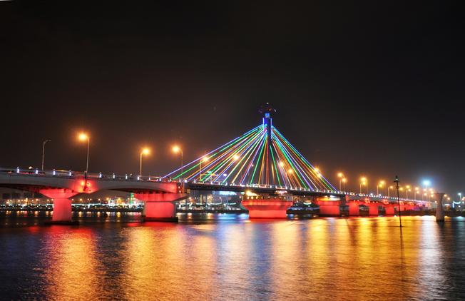 Tham quan du lịch tại cầu Quay sông Hàn Đà Nẵng - Vntrip.vn