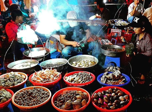 Những gánh hàng trăm loài ốc tại chợ đêm Đà Lạt 