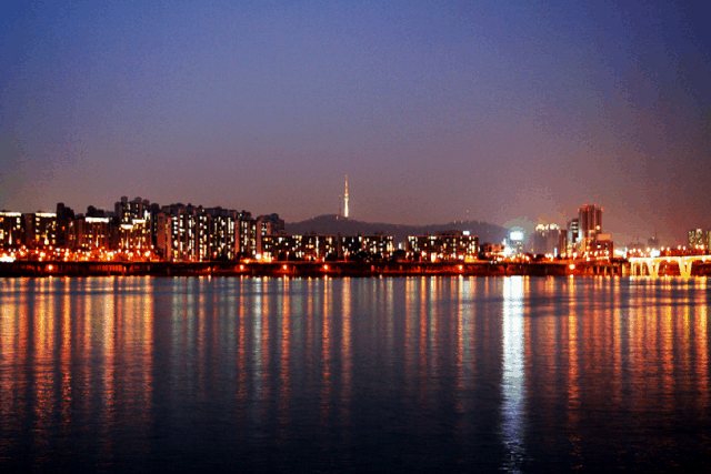Du thuyền sông Hàn ngắm nhìn những dãy tòa nhà cao tầng 