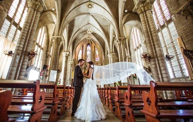 Chụp ảnh cưới tại chánh điện nhà thờ đá tại Nha Trang