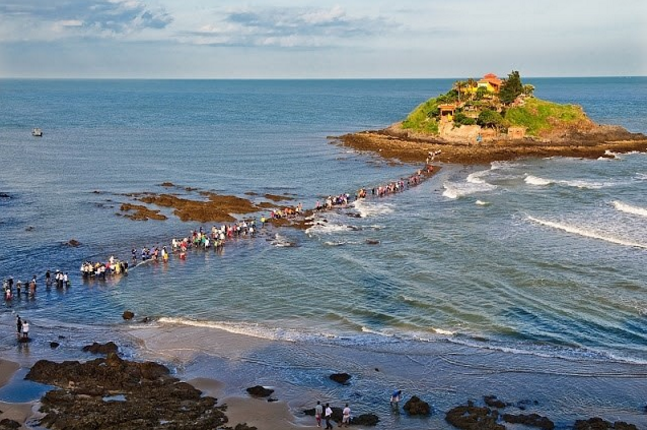 The mysterious underwater road leads to Hon Ba Temple