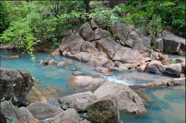 Suối Tiên tại núi Dinh Bà Rịa chảy qua dòng nước trong xanh và mát mẻ.
