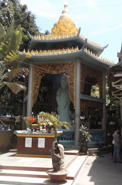 Một bức tượng Phật Gwanyin ở phía trước của ngôi đền