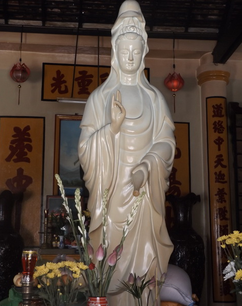 Tượng Phật Bà Quan Âm ở trong chùa