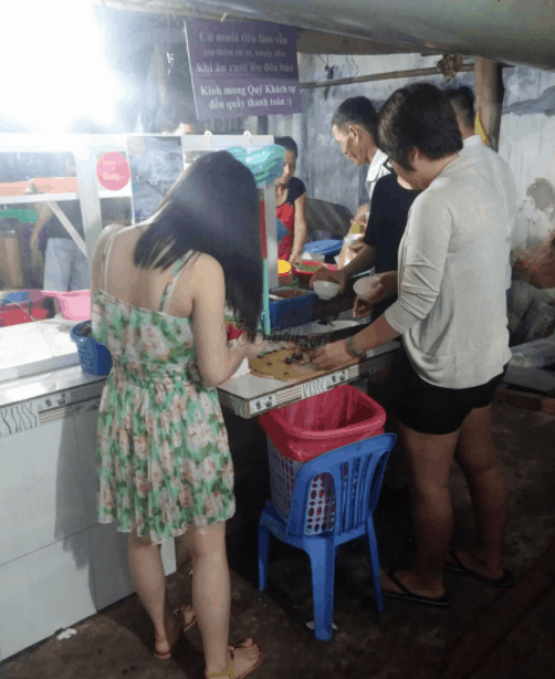 Pictures of diners making noodles with their own hands