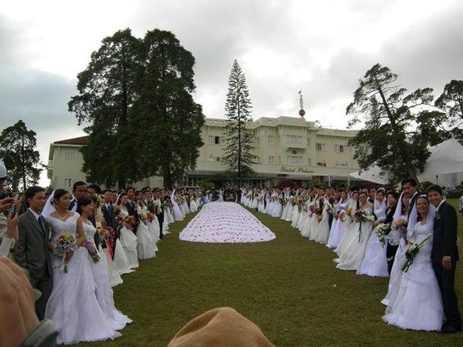 Festival hoa Đà Lạt lần II với kỷ lục chiếc áo hoa dài nhất