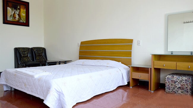Phòng ngủ thiết kế với tông màu vàng tạo sự ấm cúng (Ảnh ST)