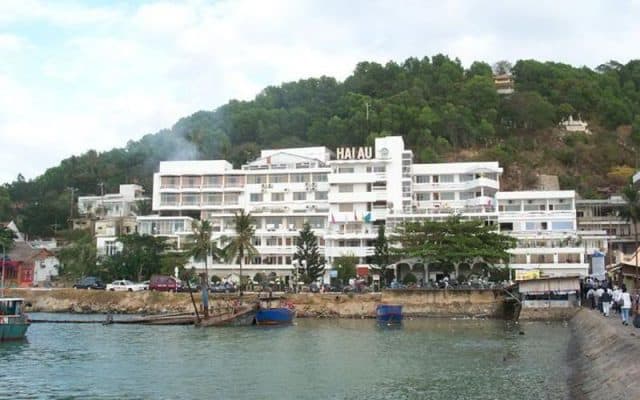 Khách sạn có tầm nhìn 1 mặt hướng biển, một mặt hướng núi (ảnh ST)