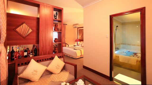 Phòng ngủ được thiết kế hiện đại mà ấm cúng (ảnh ST)