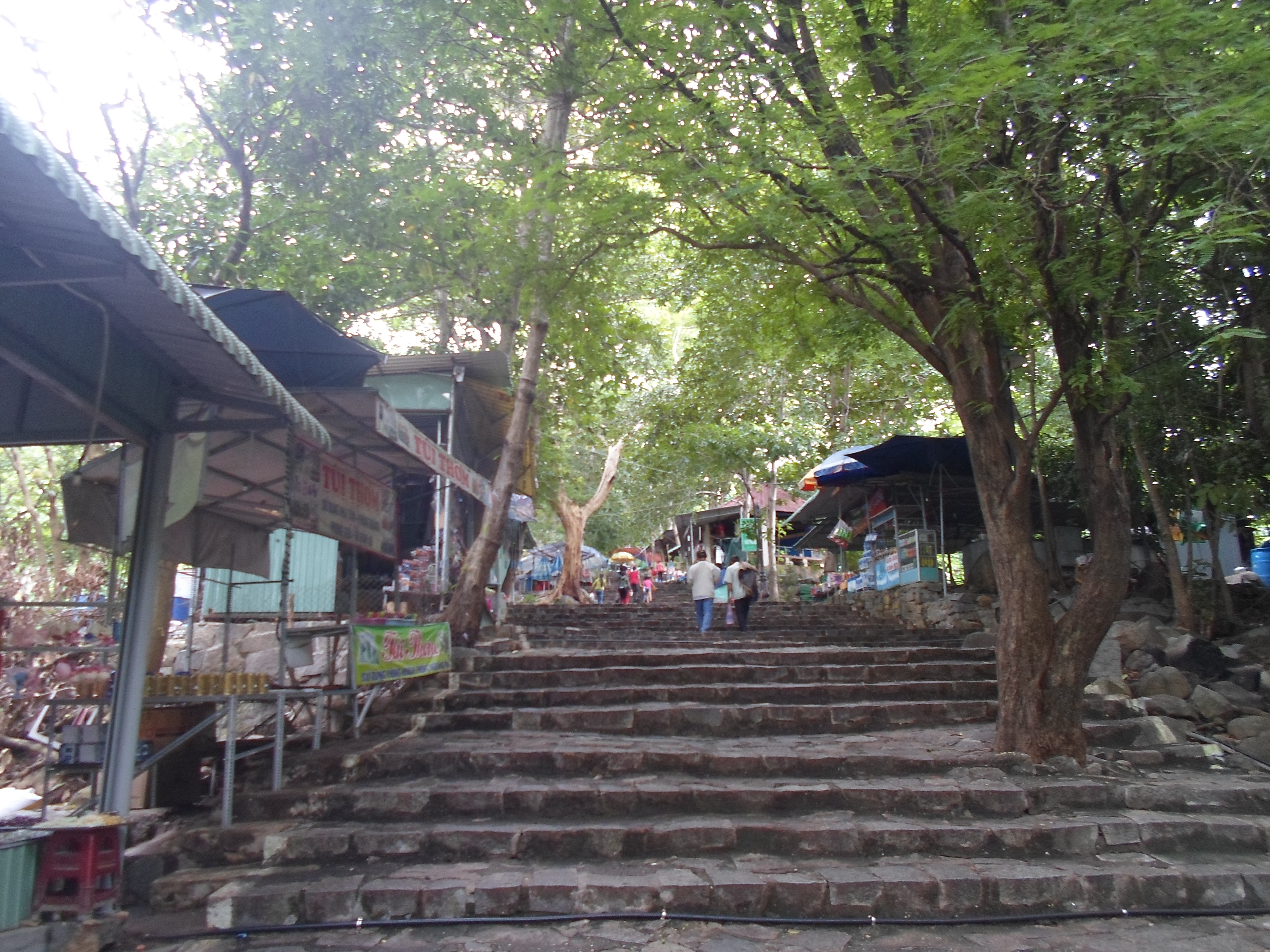 Những bậc thang dẫn lên điện chính của lễ hội núi Bà Đen