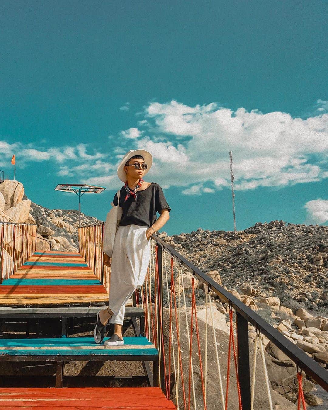 The 7-color wooden bridge leads down to the brilliant sea under the golden sun.  Photo: @canhciu