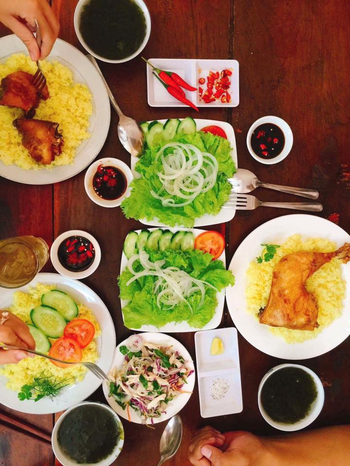 bữa ăn cơm gà trống quán cơm ngon ở Quy Nhơn