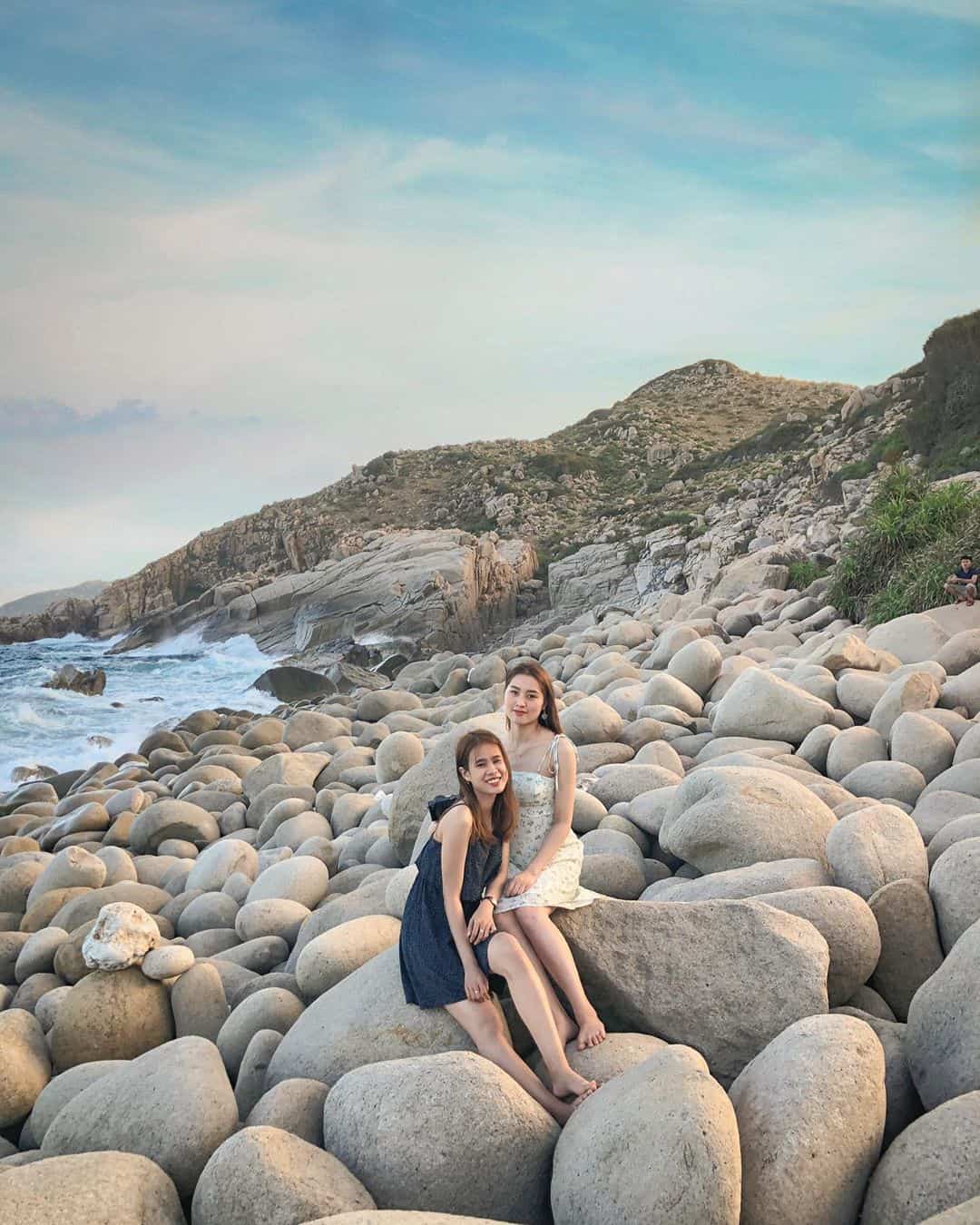 Beautiful rocky beach located right next to the sea.  Photo: @binhsoo