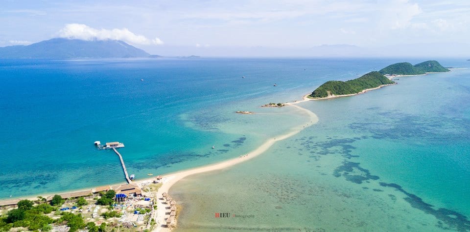 The beautiful road on the sea at Diep Son island.  Photo: Tran Trung Hieu