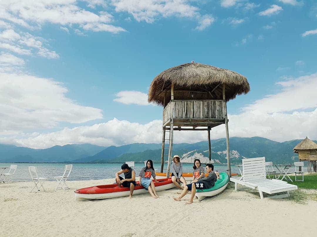 Small leaf huts were built right on the beach.  Photo: @foodynhatrang