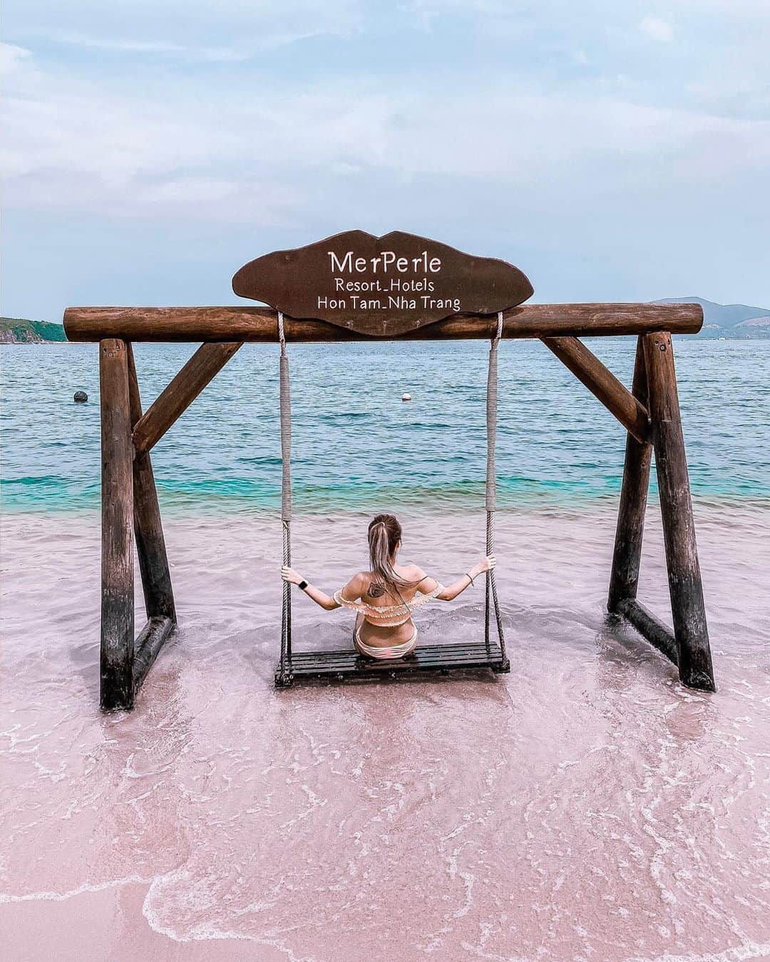 The million-view swing is located in the middle of the sea of ​​Hon Tam.  Photo: @_maidiana