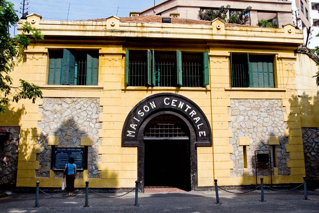nhà tù đọng Hỏa Lò địa điểm tham quan lại ở tp hà nội nổi tiếng