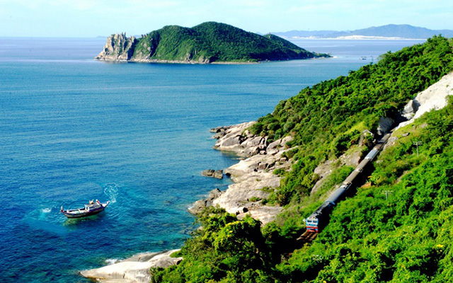 Phu Yen is brilliantly beautiful in the sunny season from January to August (Photo: collection)