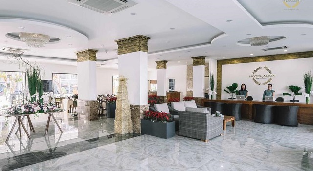 Khách sạn Amon Hotel cung cấp dịch vụ phòng nghỉ với nội thất sang trọng