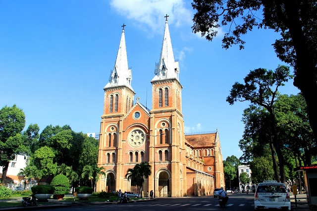 Các điểm du lịch nổi tiếng như Nhà thờ Đức Bà ở Sài Gòn