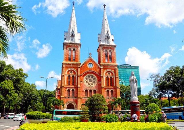 Thành phố Hồ Chí Minh là một điểm thu hút khách du lịch nổi tiếng Nhà thờ Đức Bà