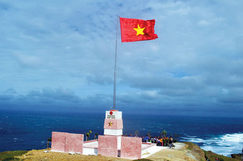 National flag flagpole on the top of Thoi Loi (Source of collection)