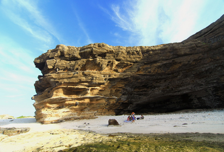 Cave with a majestic winding cliff (Source of collection)