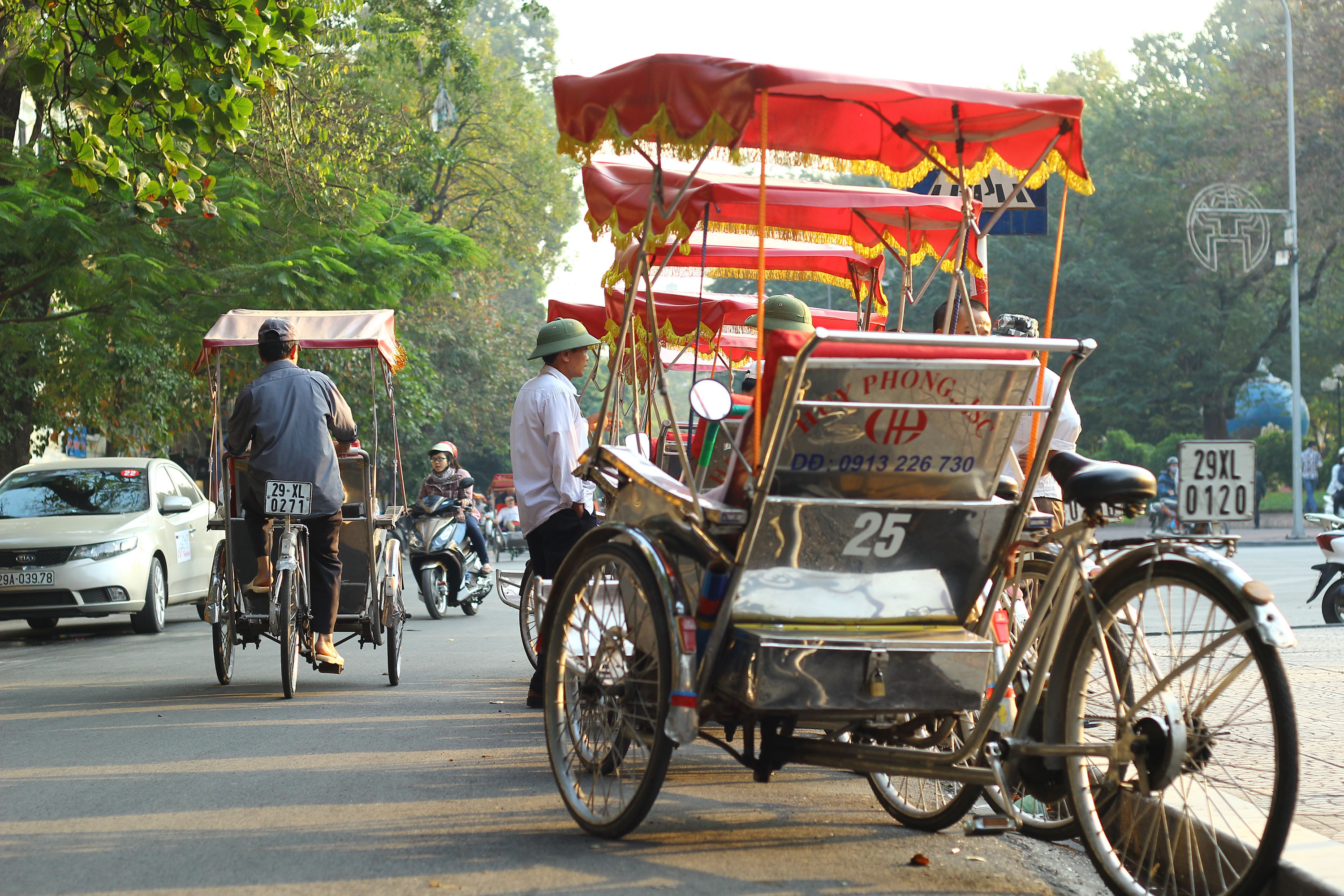 xích lô - phương tiện đi lại phổ biến khi du lịch Hà Nội
