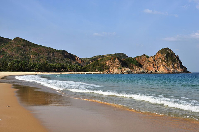 If Bai Om conquers adventurous tourists by the big waves flapping the white shore (Photo: collection)