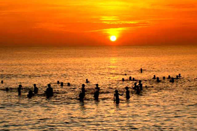 People in the city often gather to the sea in the afternoons to relieve their burden of life (Photo: collector)