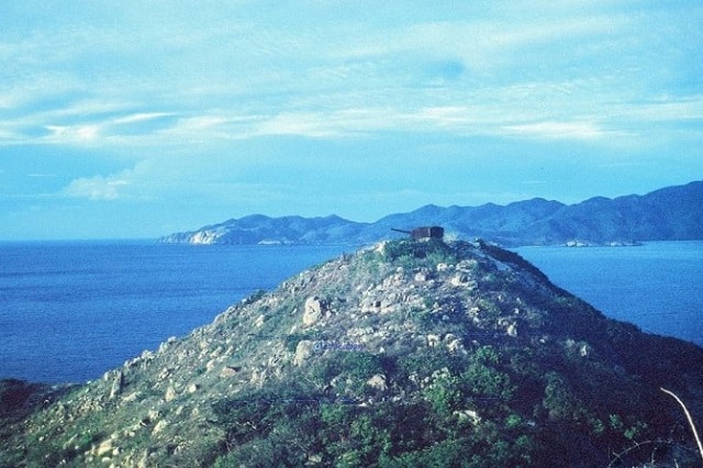 Bệ đá trên đảo Bình Ba (Ảnh: ST)