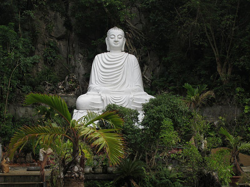 Bức tượng Phật uy nghiêm tại khuôn viên chùa Linh Ứng Non Nước