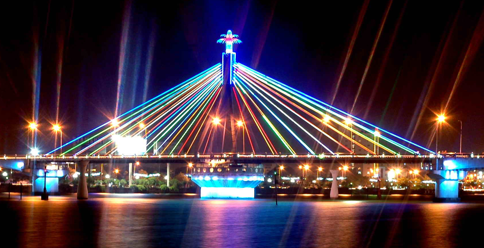 Hình ảnh cây cầu bắc qua sông Hàn về đêm 