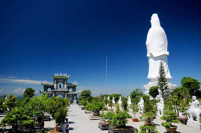 Tượng phật Quan Thế Âm ở chùa Linh Ứng bán đảo Sơn Trà 