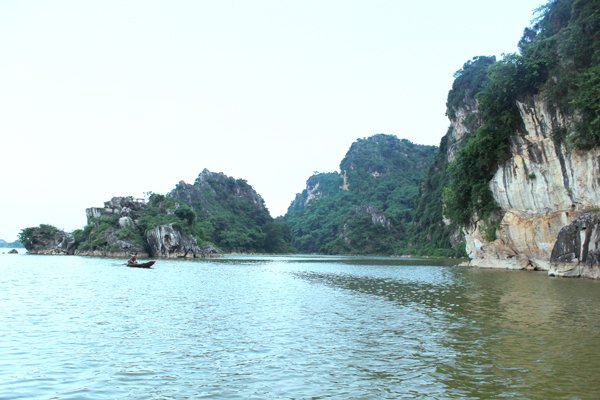 đi thuyền ở Hồ Quan Sơn