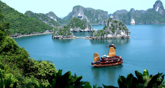 Vịnh Hạ Long: Khám phá du lịch, văn hóa & ẩm thực - Vntrip.vn