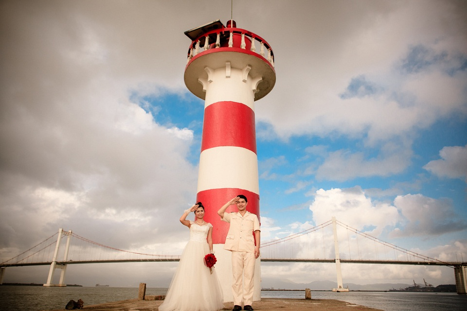 Hải đăng Thuận Phước là địa điểm tuyệt vời cho các cặp đôi chụp ảnh cưới.