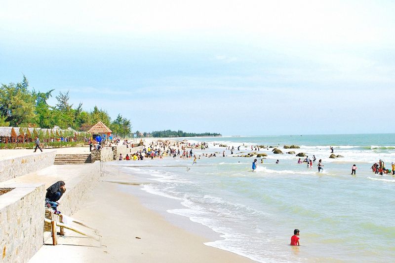 Bãi biển Bình Châu thu hút đông đảo du khách (Ảnh: Sưu tầm)