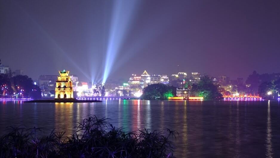 Hồ Hoàn Kiếm về đêm huyền ảo, ma mị (Nguồn: Internet)