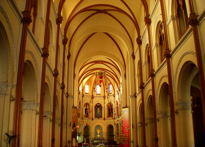 Kiến trúc bên trong nhà thờ Đức Bà