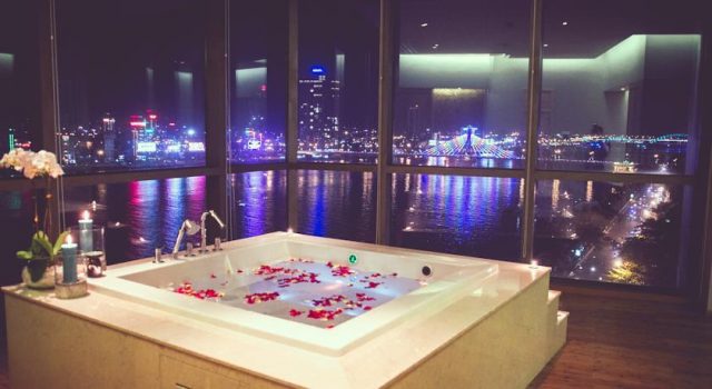 Phòng tắm view ra cầu sông Hàn