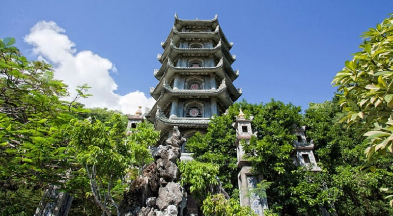 Tháp Xả Lợi ở chùa Linh Ứng Nan Nuok được coi là tháp Xá Lợi thờ nhiều tượng phật bằng đá nhất Việt Nam