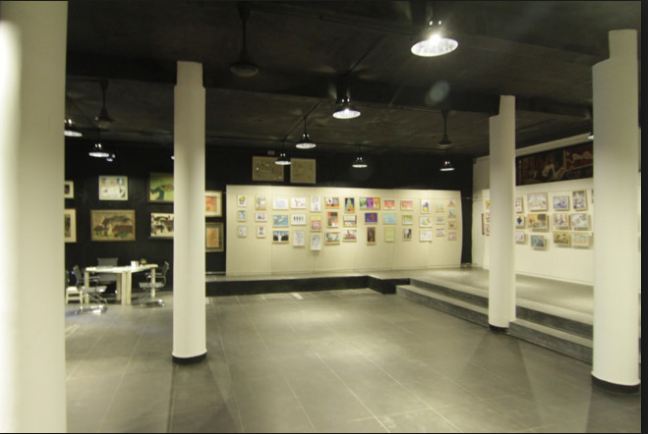 Các phòng triển lãm đã treo kín tường các bức tranh vẽ biếm họa, tranh trừu tượng