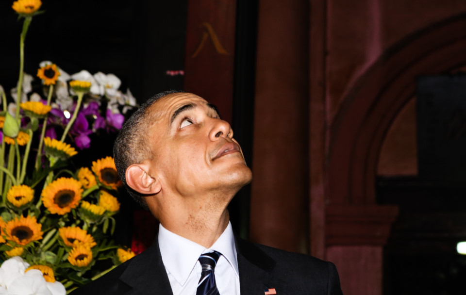 Tổng thống Obama quan sát kiến trúc ngôi chùa