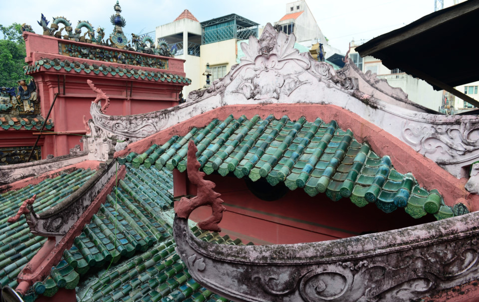 Kiến trúc mái ngói của ngôi chùa cổ