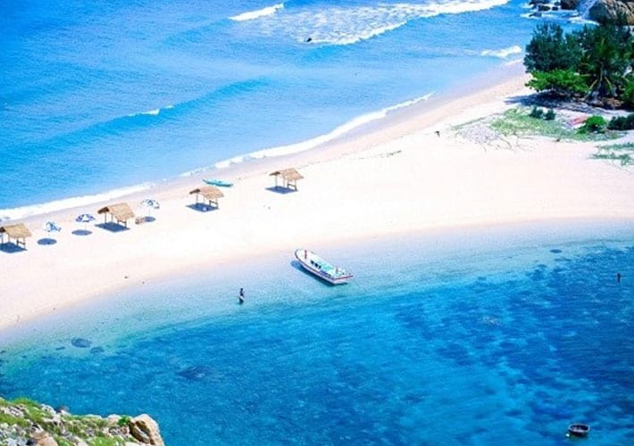 The majestic and poetic sea road (Photo: ST)