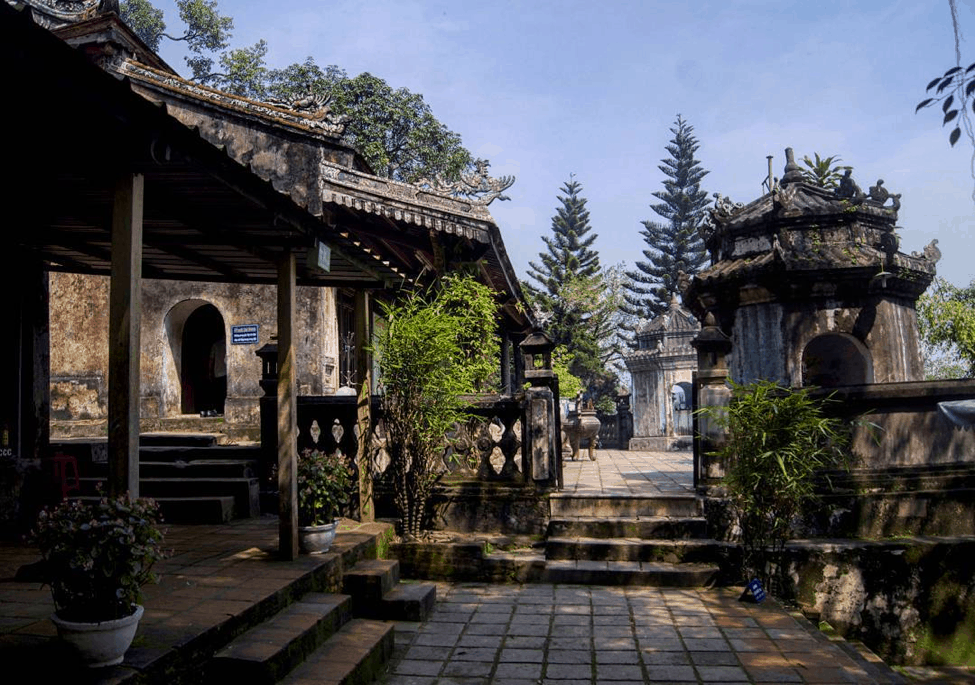 Hon Chen Palace - Hue tourist attraction 