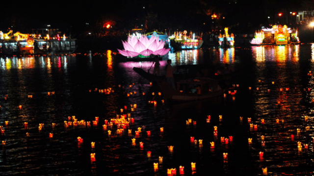Sông Hương lung linh trong ánh đèn hoa đăng